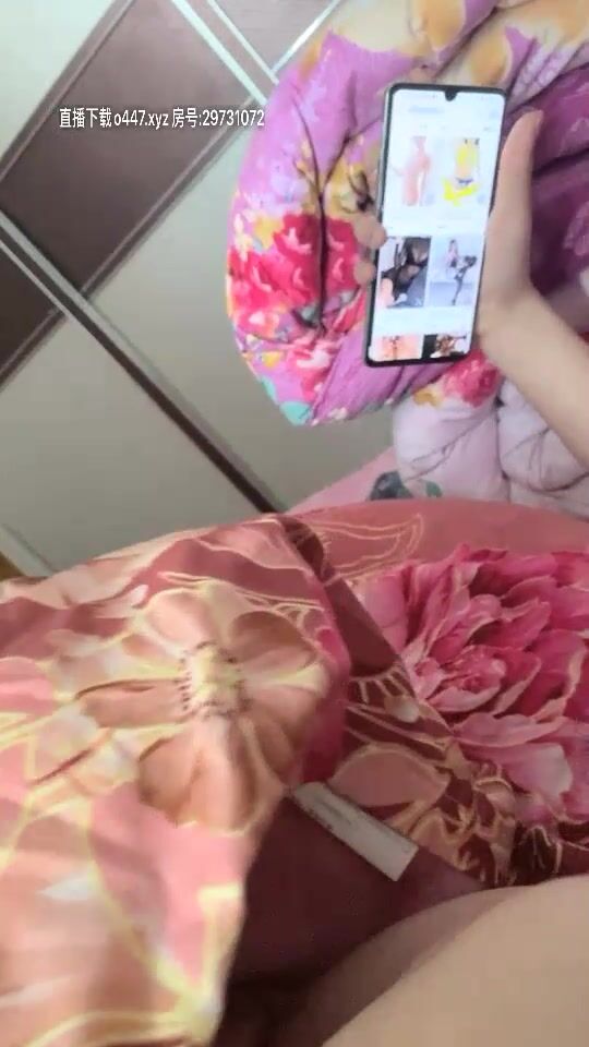 清纯文艺范漂亮大美女家中和网友偷情啪啪,后插式快速抽插,边干边拍摄,干的时间太久美女吃不消求放过.国语!