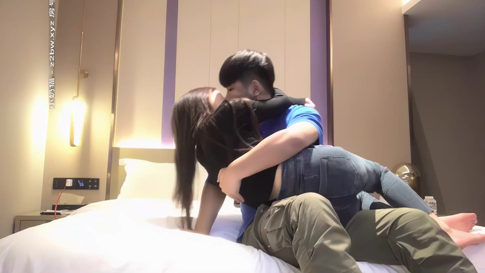 【AI高清2K修复】小宝寻花黑靴牛仔裤笑起来甜美妹子，舌吻舔弄奶头按头口交，上位骑坐侧入抽插大力猛操