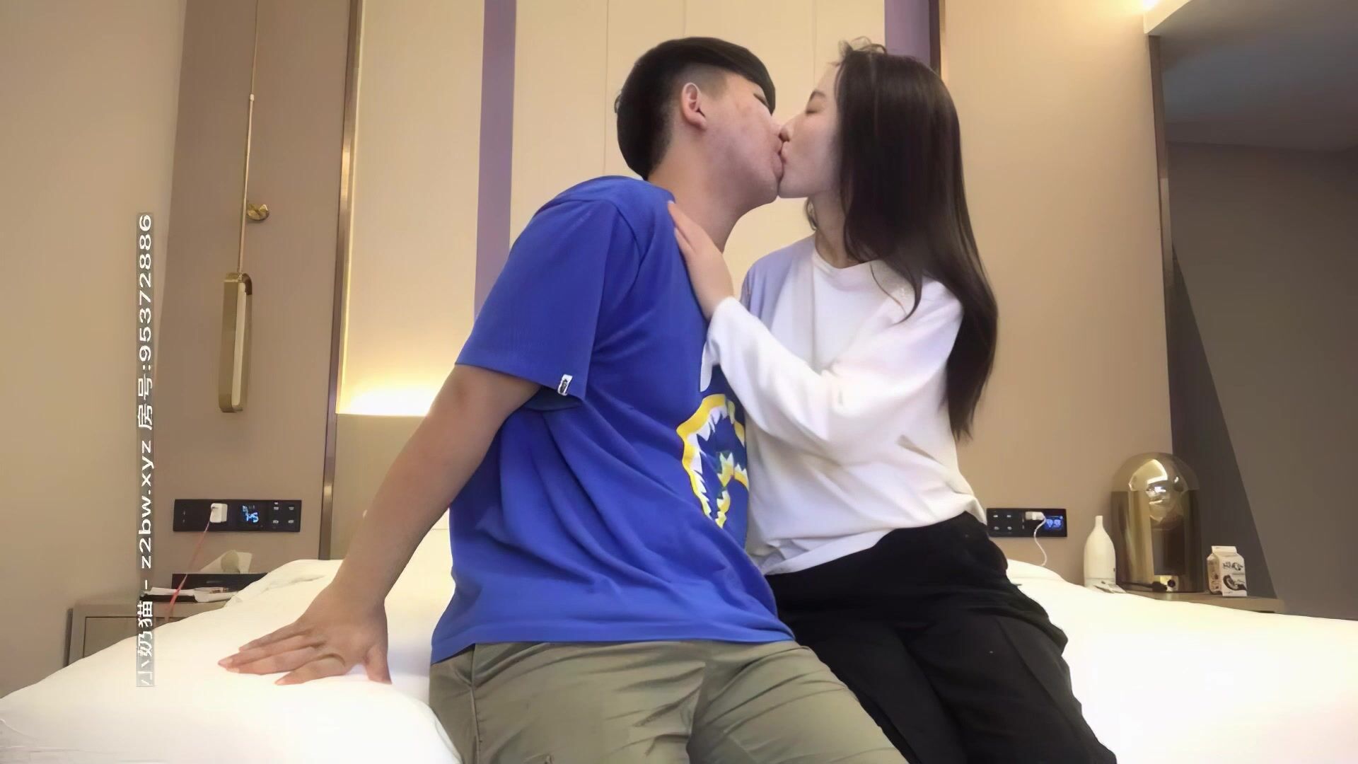 【AI高清2K修复】小宝寻花腰细胸大说话嗲嗲妹子，舌吻摸奶口交舔弄，特写掰穴抬腿侧入被操的啊啊啊直叫