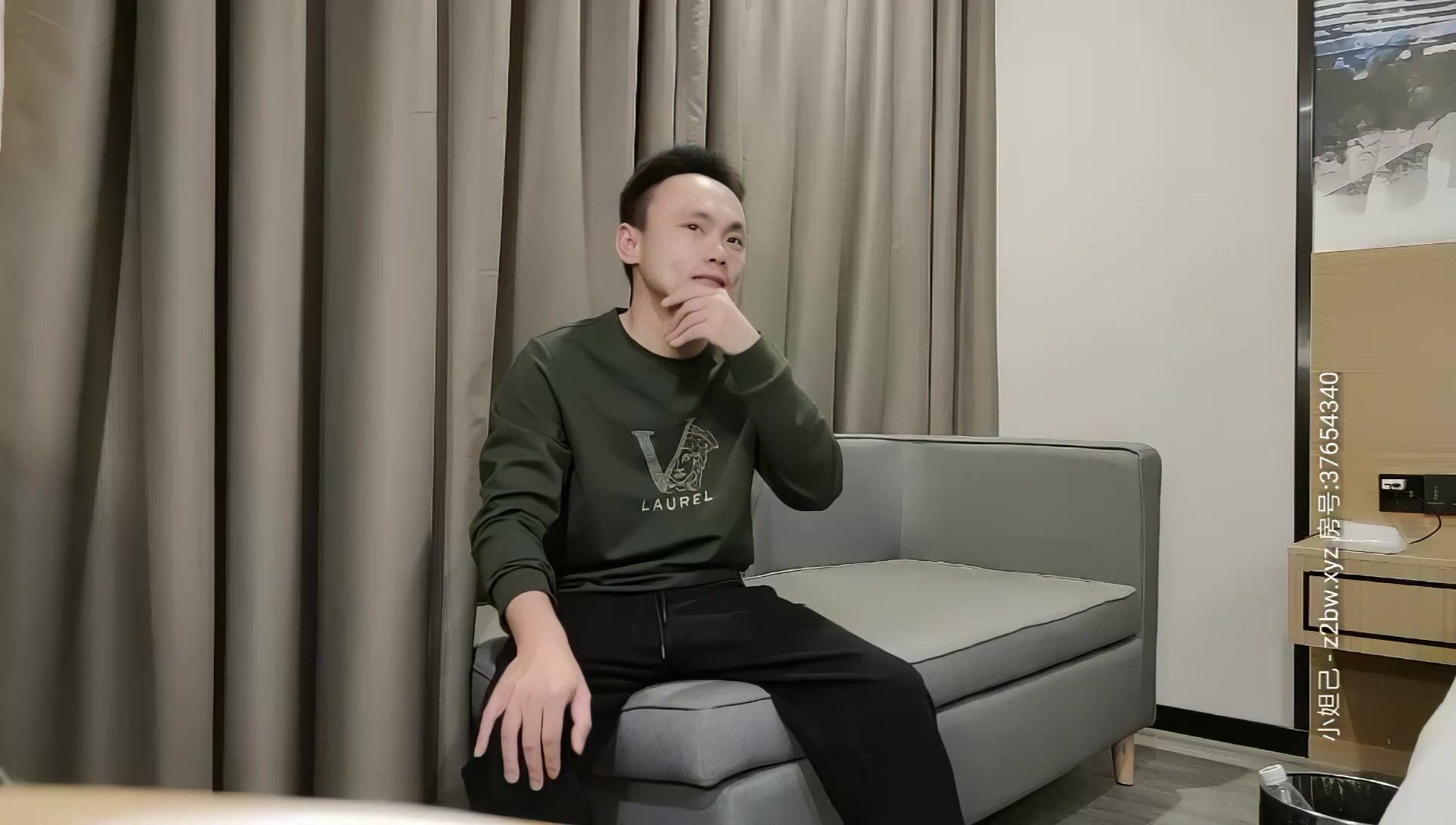 【AI高清2K修复】步宾探花1米7几大长腿一字马妹子，完美视角拍摄穿上情趣装扭动诱惑，张开双腿一字马姿势猛操