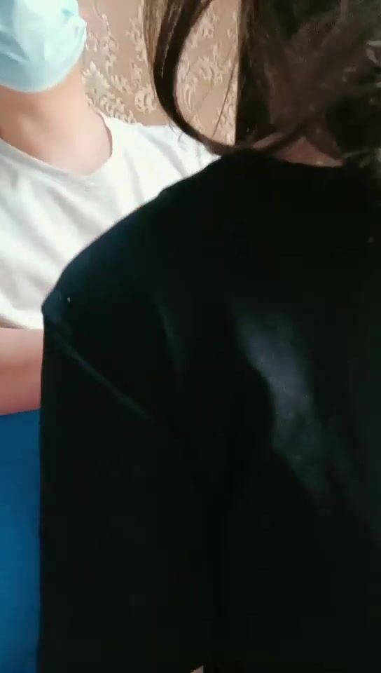 剧情演绎性感黑丝妹子找男技师推油按摩勾搭，脱掉红色内衣精油推背摸奶子，按摩床上被按着操上位骑坐