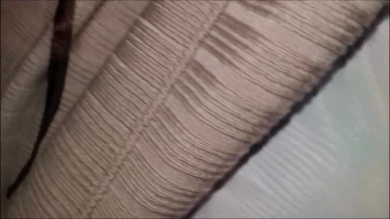 好有淑女气质小美女，还是个天然的无毛白虎女神，全程一只玉手封嘴，瘦瘦苗条的身材，好久没做爱了下面又太紧，没一会白浆冒出1