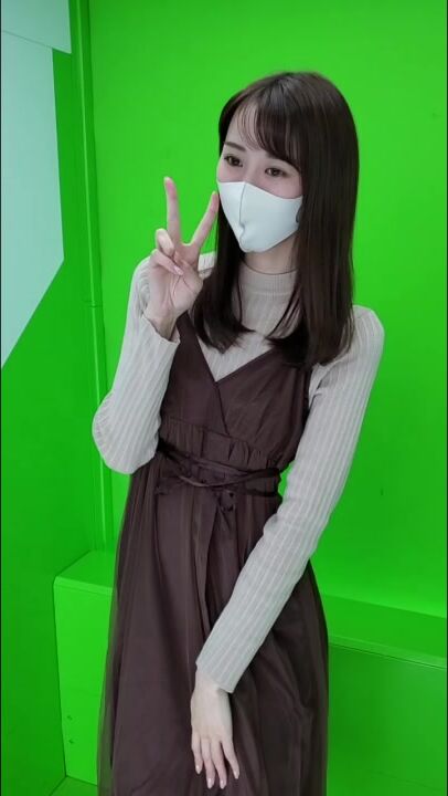 好有淑女气质小美女，还是个天然的无毛白虎女神，全程一只玉手封嘴，瘦瘦苗条的身材，好久没做爱了下面又太紧，没一会白浆冒出2