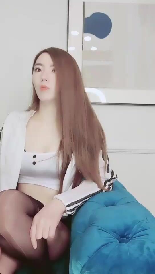 剧情演绎气质美女两个少妇勾搭快递小哥，无毛肥逼小皮鞭摩擦插入，舔屌口硬大屁股上位骑坐，两个少妇轮换着操