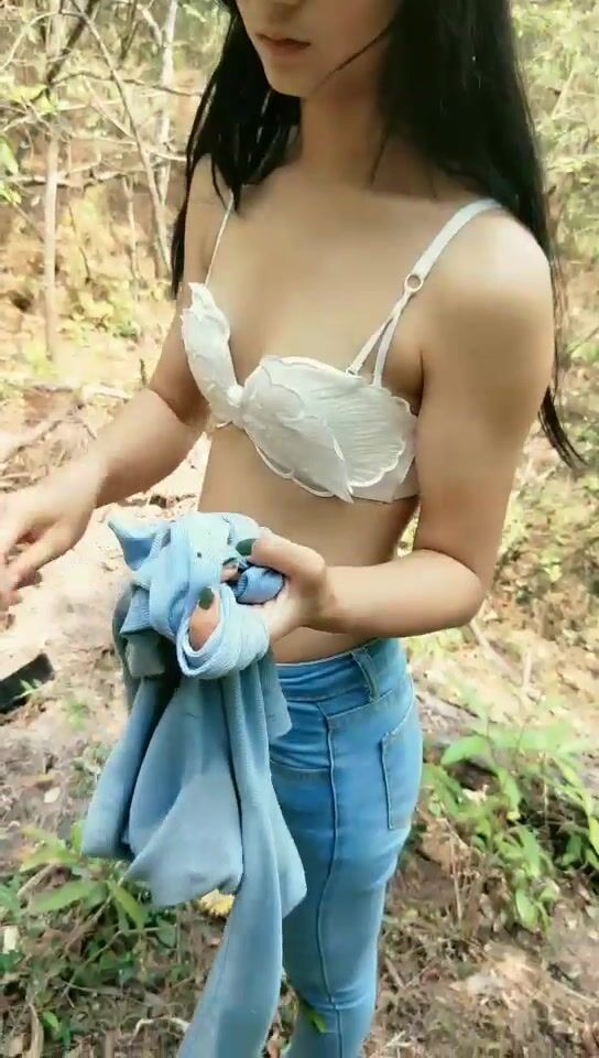 老哥带着牛仔裤小表妹荒郊野外野战，特写口交我的JB好不好吃，翘起屁股掰穴后入猛操，第一视角拍摄呻吟诱人