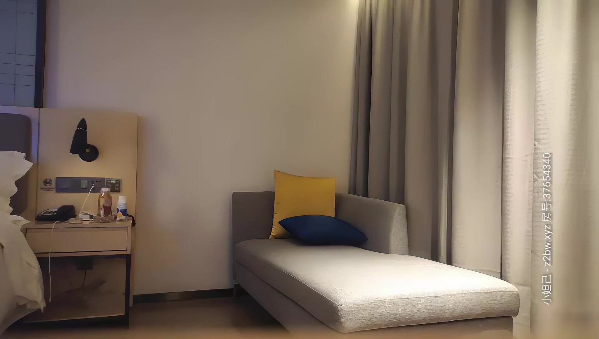 【AI高清2K修复】步宾探花黄发牛仔裤外围妹，近距离拍摄掰穴清晰可见，这不是粉的吗手指扣弄，站立后入抬腿侧入猛操