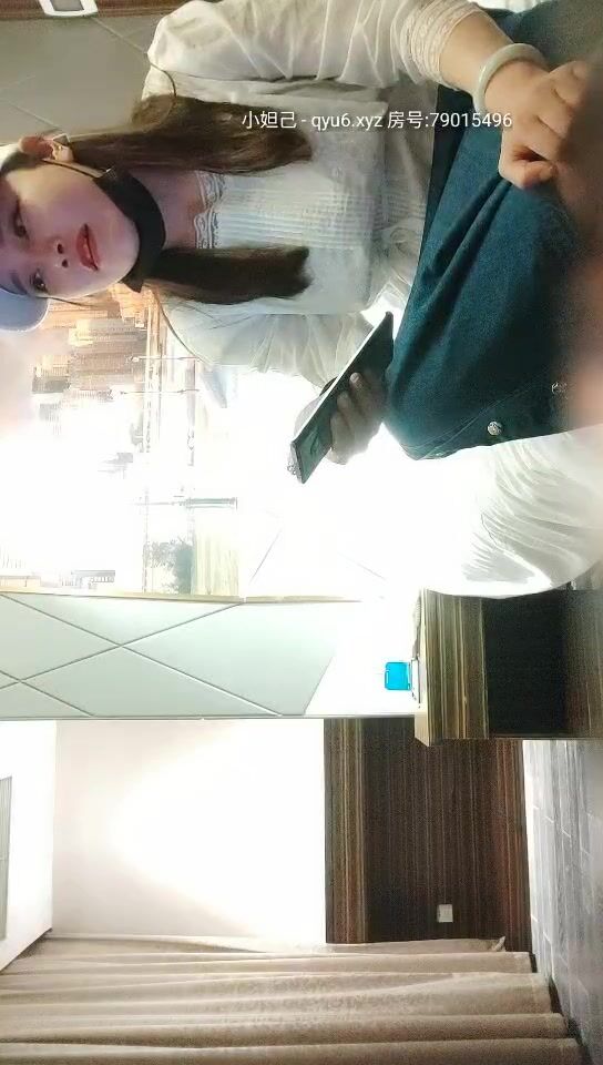 龙虎寻花约草颜值不错的小少妇，花钱不少服务不太好，口交大鸡巴草到中途价钱谈崩了，提裤子走人真够衰的