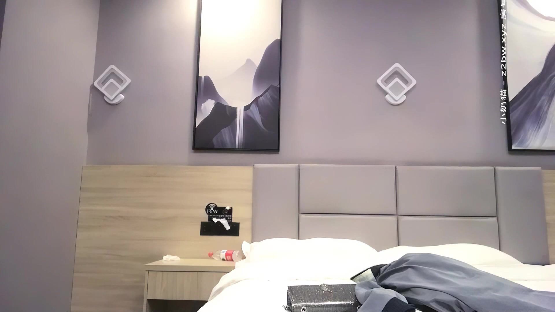 【AI高清2K修复】小宝寻花长相甜美斑点裙外围妹，帮忙脱裤子舔屌口交，扶着枕头后入猛操，骑上来骑乘抽插呻吟