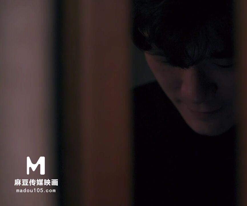 麻豆传媒最新出品MD0172傲娇女同学强迫嚣张女室友激情做爱-管明美