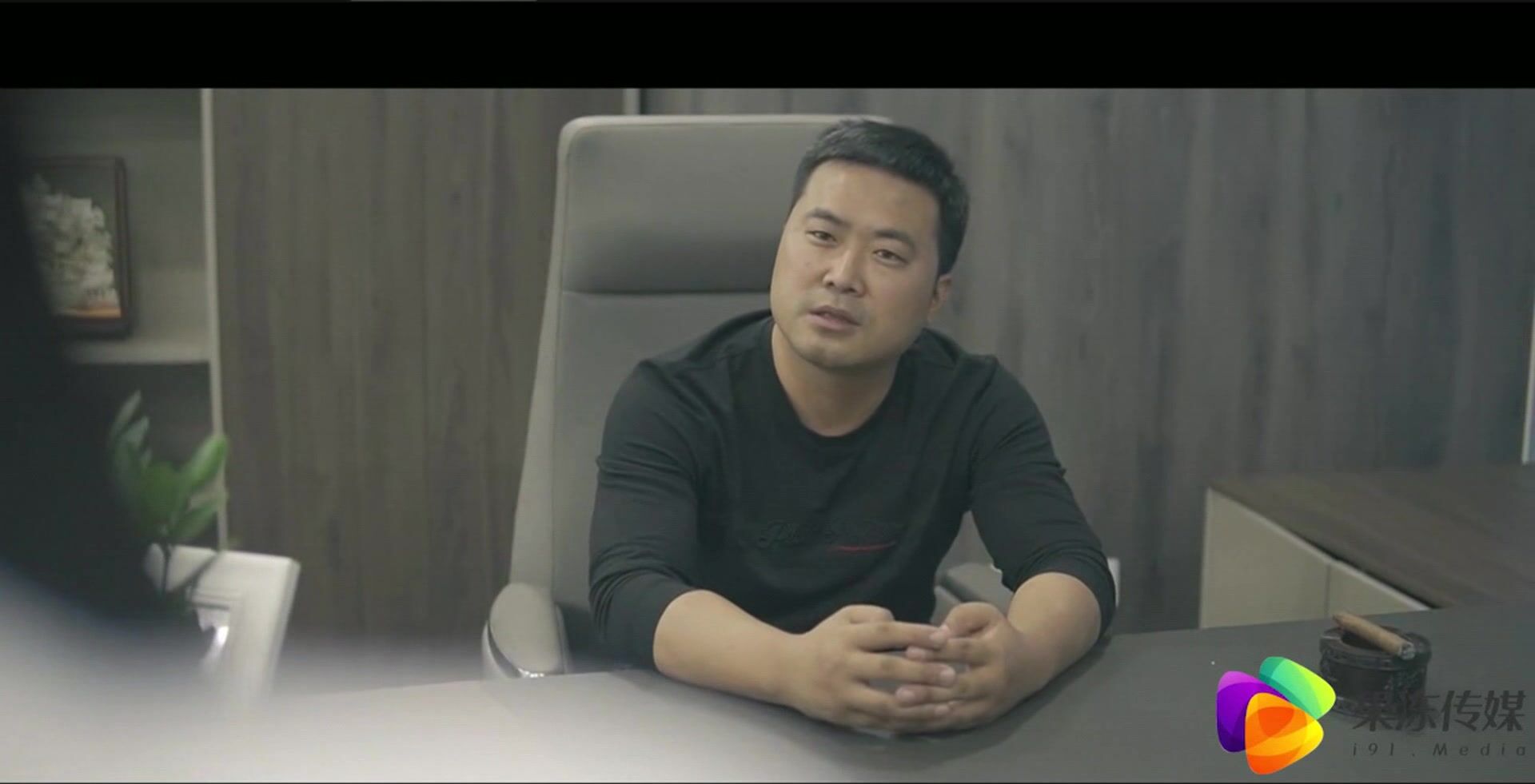 【今日推荐】最新果冻传媒国产AV巨献-北上广不相信眼泪 极品网红范OL制服美女被上司潜规则强操  高清1080P原版首发