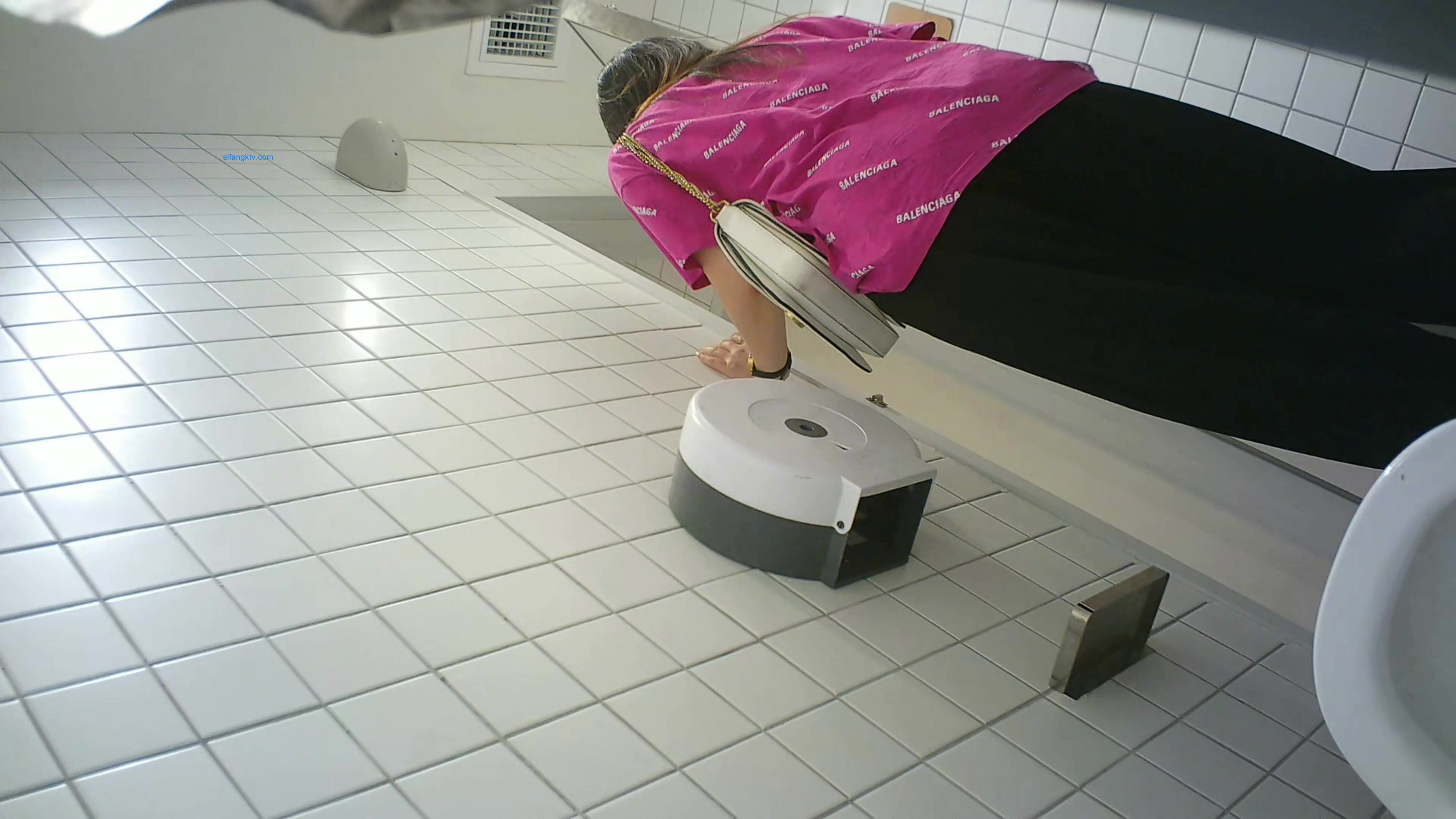 【极品厕拍】2021年七月最新商场奶茶店女厕后拍全景5❤众多极品学生妹清纯无比 小穴肥美鲜嫩 棒极了 超清4K阴毛可见 (17)