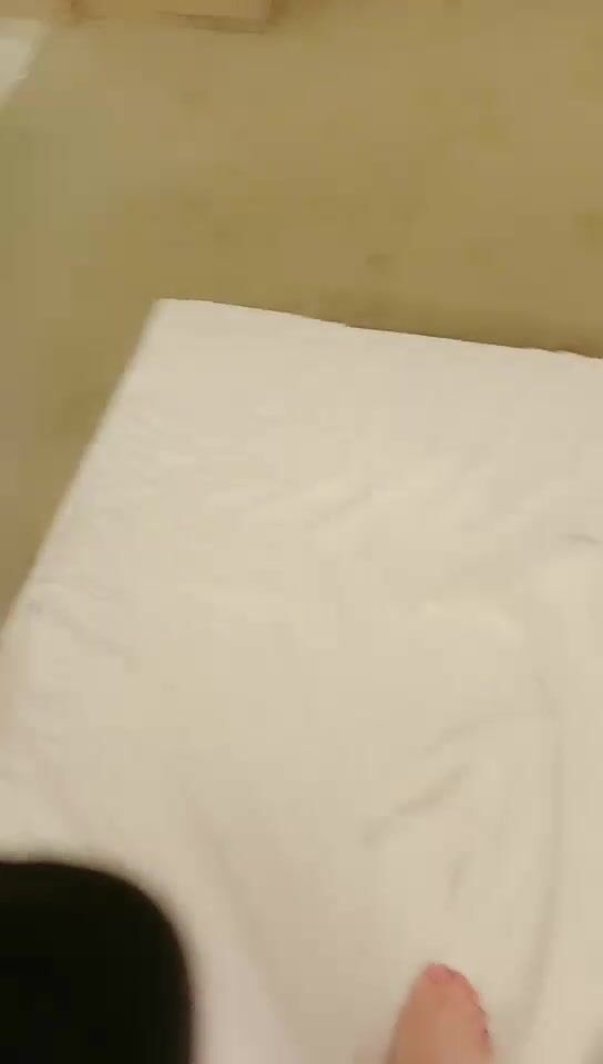 剧情演绎酒店找了个女技师来按摩加钱乳交看逼逼再啪啪，足交掏出奶子退下黑丝露粉穴大屁股上下套弄