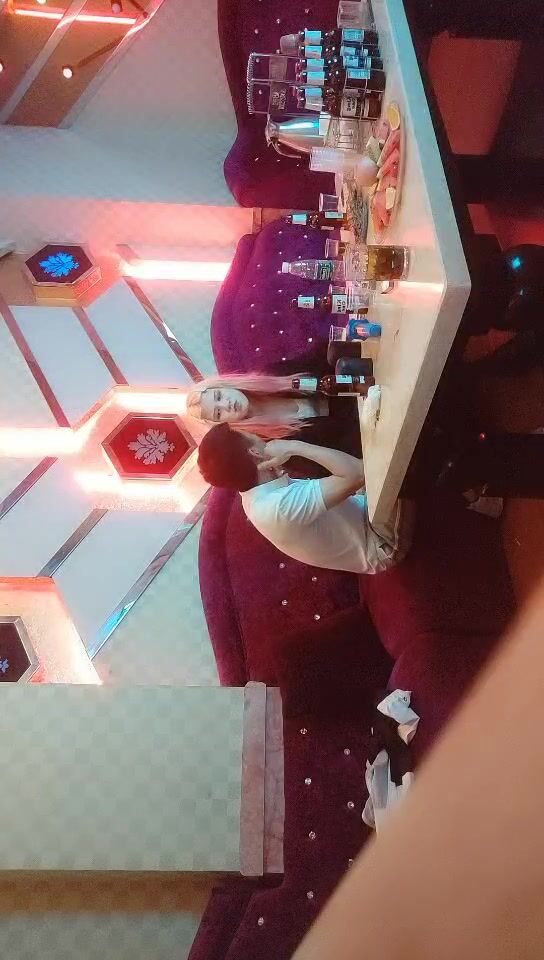 歌厅约啪开拓者【歌厅探花】05.17激情首战告捷 帝皇KTV包房推倒漂亮公主『沙发震』抽插啪啪猛操 高清源码无水印