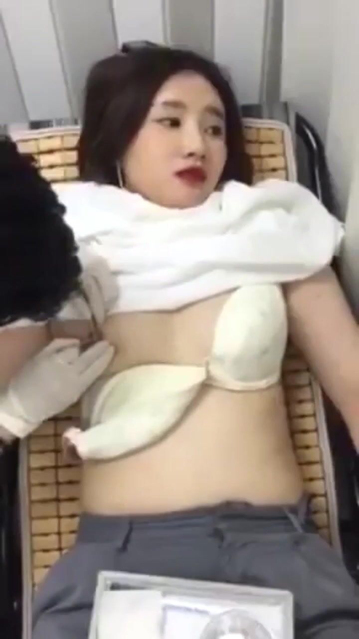 助手偷窥漂亮美眉打乳钉全过程 妹子听说第二针还要痛有刮肉感都快哭了 但还是没叫出来