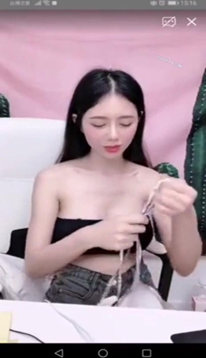 精选美女走光系列 漂亮美女主播胸罩不慎脱落露出二个大白奶子好尴尬 不作不死 不过我喜欢