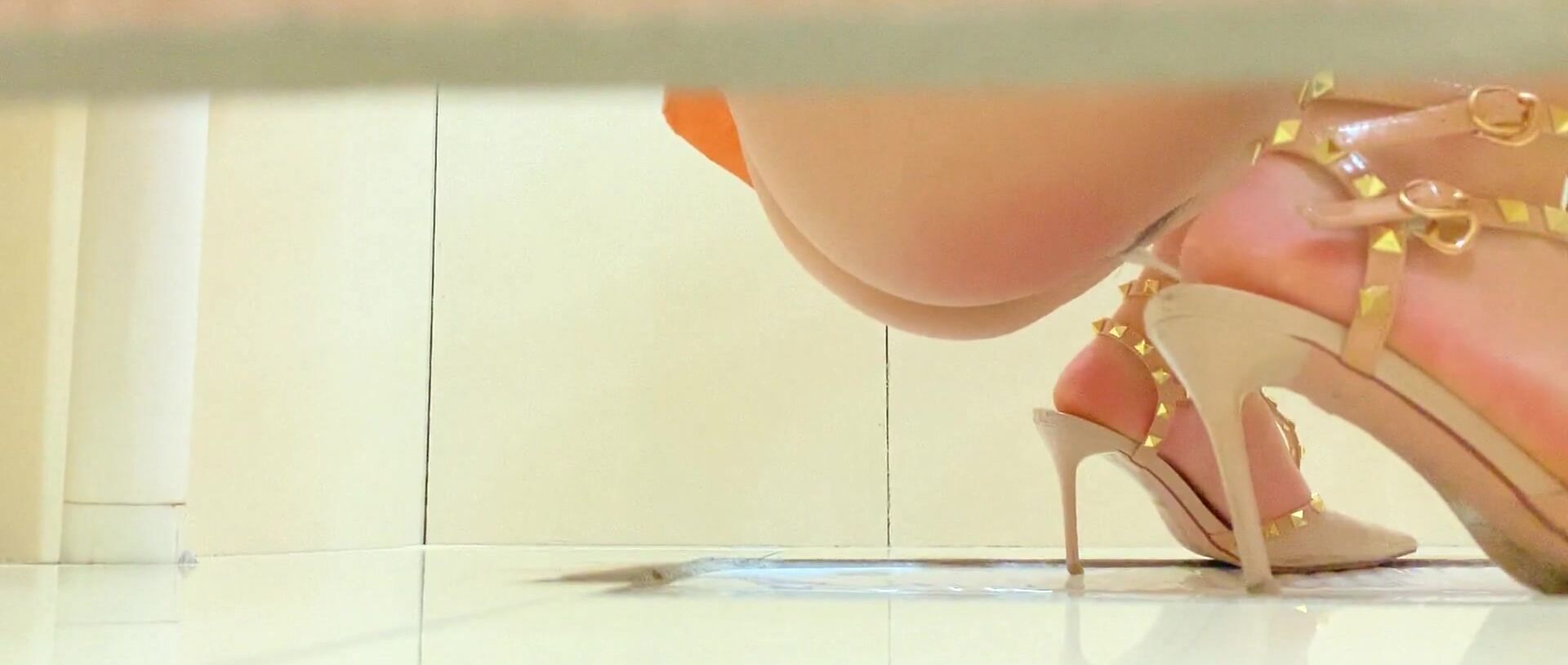 潜入单位女厕偷拍白白嫩嫩的大屁股美女同事