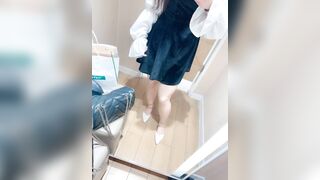 逛商场买丝袜的骚货，试衣间露出自慰扣逼，晚上被男友暴力坐骑拍打肉臀！