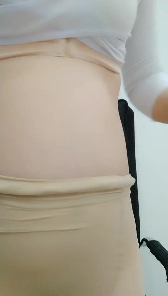 2021.8.26，【孕味十足】，怀胎四个月，小少妇为了赚奶粉钱拼了，啪啪口交，白嫩玉体骚气逼人，淫水汪汪诱人