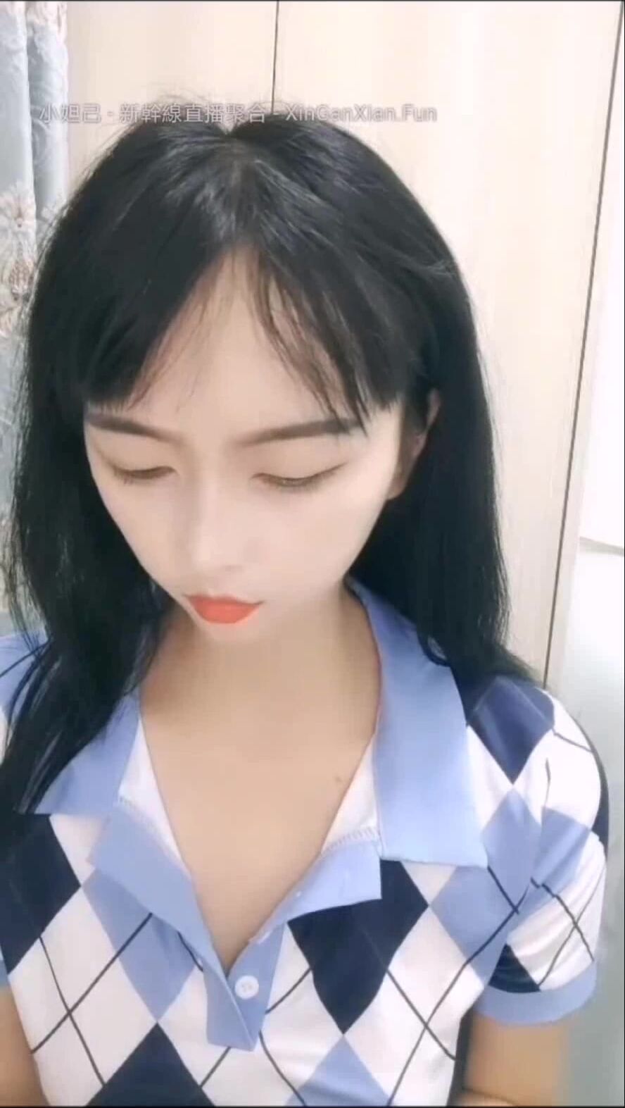 Cc妹妹8.27多场收费 大黑牛+跳蛋 叫声和表情很诱惑