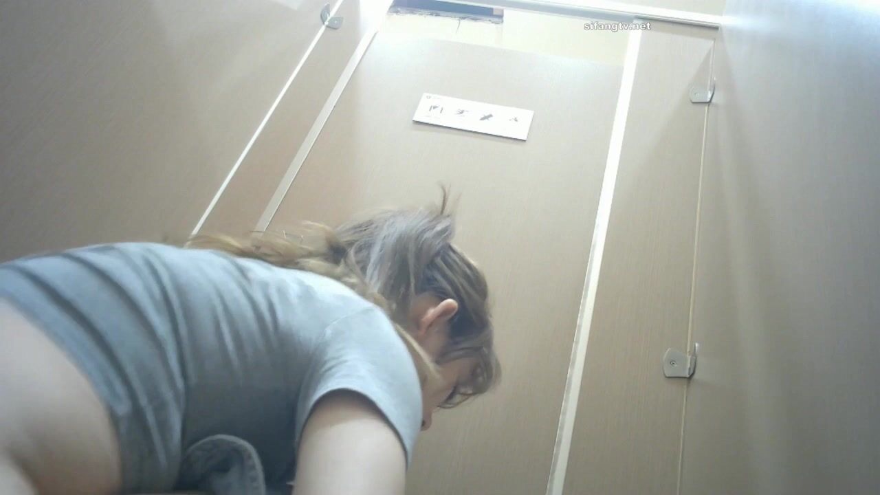 商场女厕偷拍 漂亮小美女丰满的一线漫天B