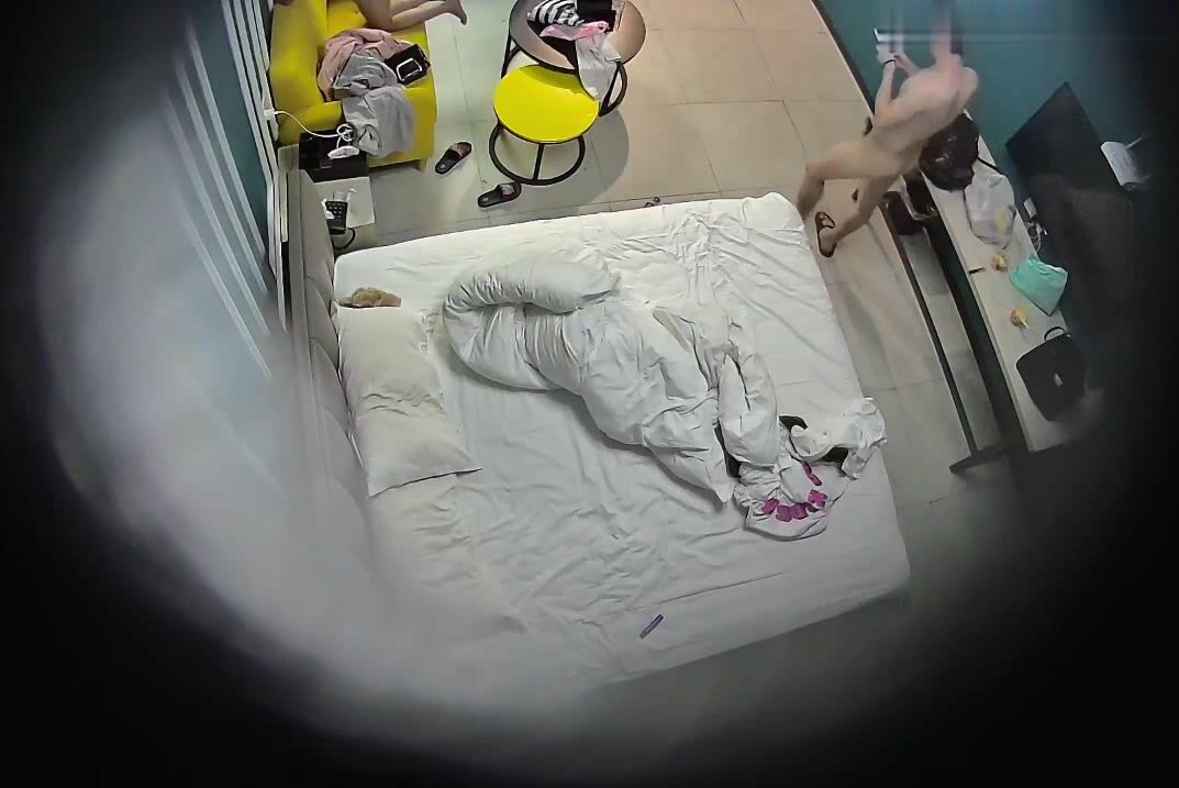 情趣酒店商务套房偷拍大奶学妹穿着肉丝和男友吃完宵夜开房过夜啪啪