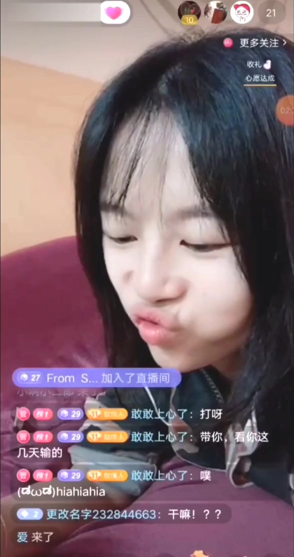 精选美女走光系列 清纯美眉玩游戏太投入走光露点了都不知道 最后转身才发现惊呼连手机都扔了尴尬 奶子真嫩粉粉的