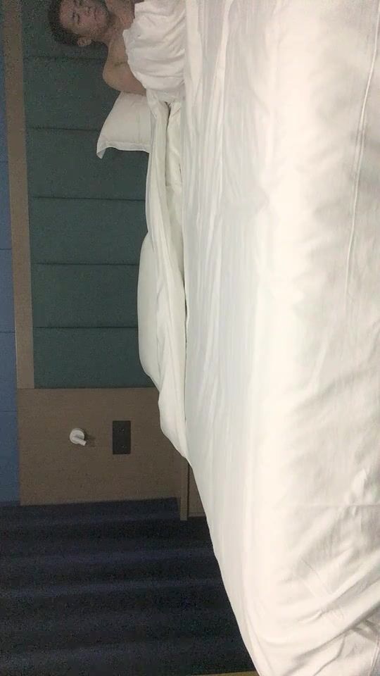 2021.8.29，【吴亦凡偷拍女友】，帅小伙酒店开房，等待刚下班的女友，干柴烈火一相逢，抠穴口交啪啪马上进行，激情四射