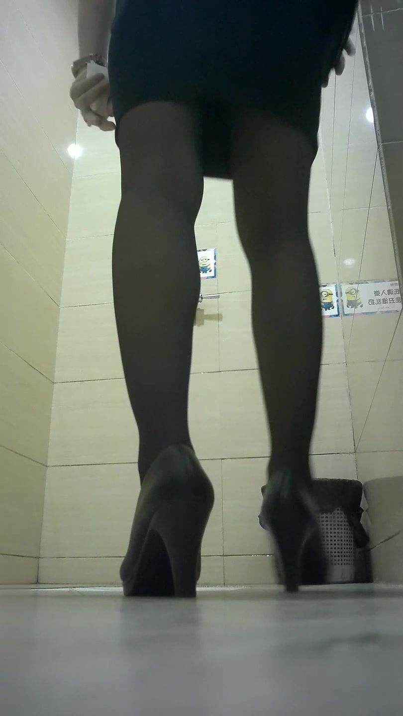 商场女厕 偷拍珠宝柜台的极品黑丝美女职员 BB还很嫩