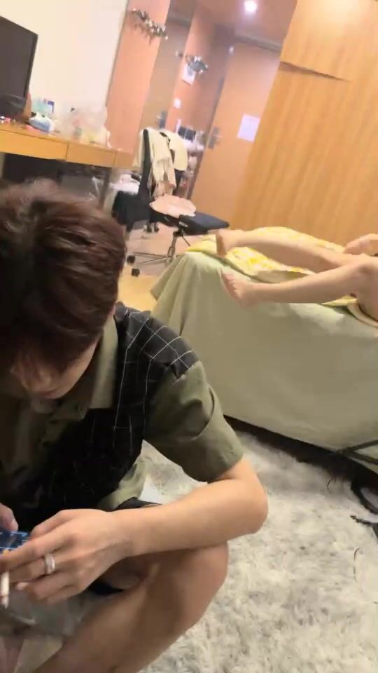 2021.8.29，【男模只约姑娘】，计时房，每分钟28金币，极品女神双飞场，五星级酒店，专业黄播团队，香艳刺激淫靡佳作