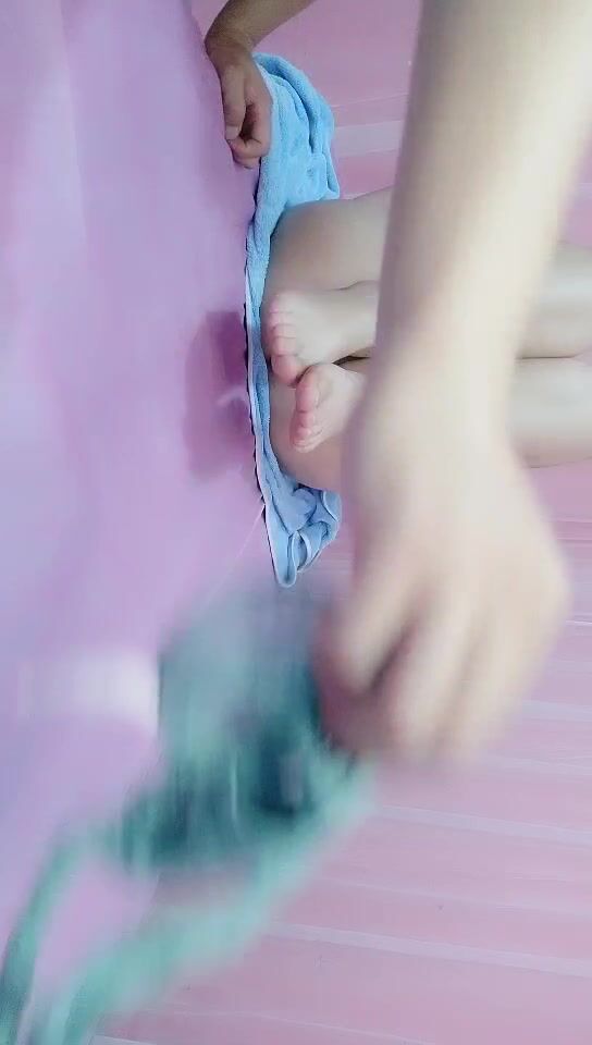 2021.8.30，挂羊头卖狗肉 【推油金手指】，今天来了个二十来岁的白皙大奶子美腿准少妇，拿着手机打开灯看逼，鲍鱼淫水不少一直流