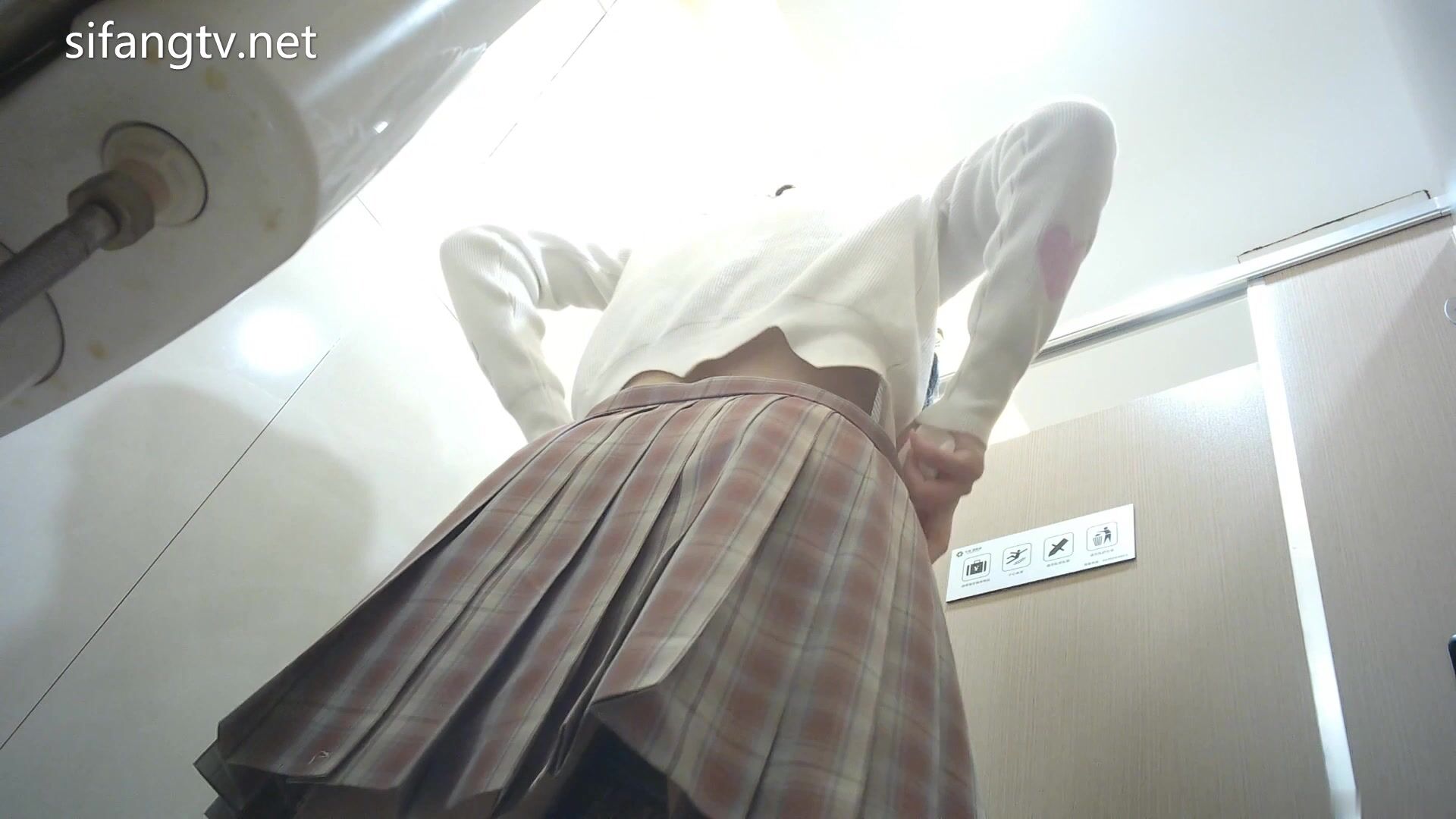 商场女厕 偷拍挺漂亮的JK裙小美女 好杂乱的B毛