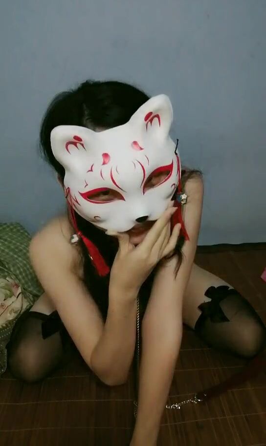 喜欢SM的小少妇密码房自虐大秀，风骚小狐狸束缚自身跳蛋乳夹滴蜡玩弄自己，道具刺激逼逼菊花塞异物别错过