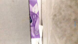 大神潜入商场女厕 近距离偷拍年轻时尚的小美女 这鲍可真黑