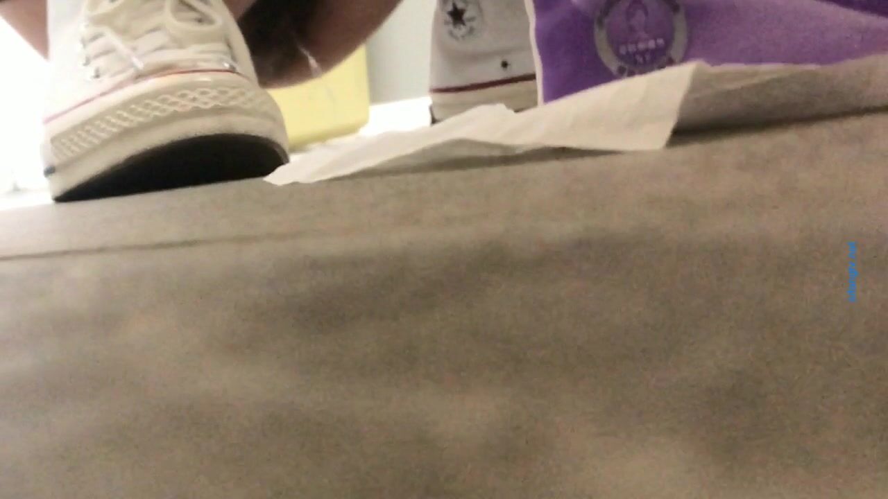 大神潜入商场女厕 近距离偷拍年轻时尚的小美女 这鲍可真黑