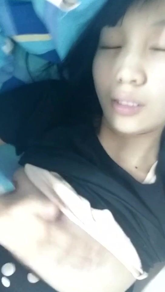 浙大学生张竹君校园生活流出 寝室发骚摸奶乳头异常敏感 男友玩弄的不要不要的 女孩子背后是这样呀856P2V1