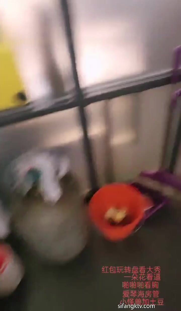 疯狂女神 开着一家饭店，被年轻帅气小哥撩的迷昏颠倒，厨房做菜被舔逼舔屁眼，餐桌上后入，精彩对白，撩妹高手！2