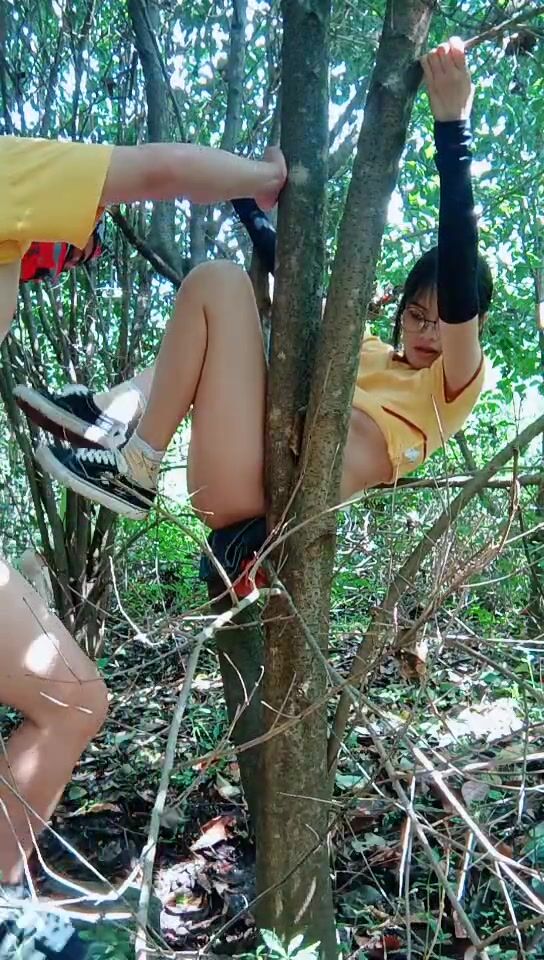 带婊妹去户外激情啪啪，全程露脸深喉大鸡巴，卡在树上疯狂输出浪荡呻吟，地上主动上位抽插揉捏骚奶子刺激