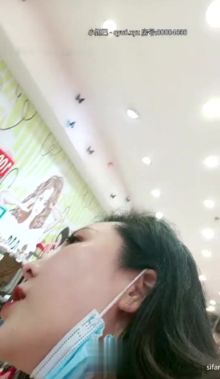 丰满少妇 蜜桃御姐 ，逛街溜达，内衣店停留，躲在试衣间自慰高潮不断，爽得要死时，店员中途突然拿内衣给她，吓死啦