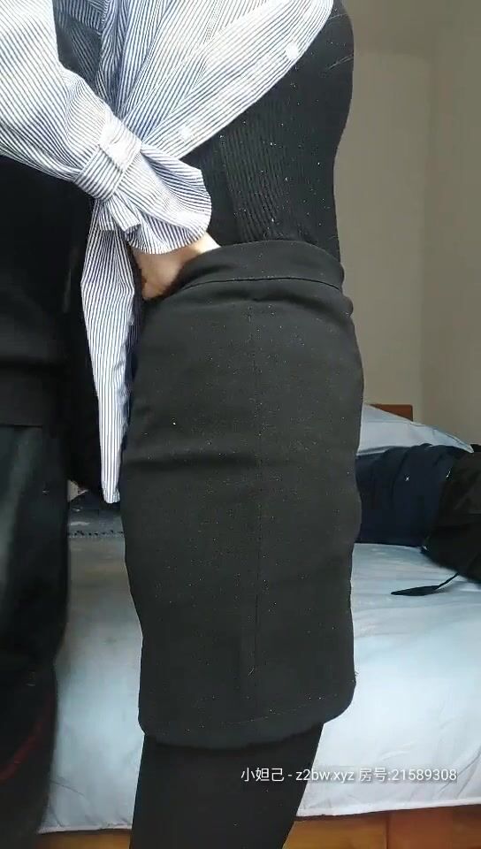 一脸猥琐的小伙竟然有个这么漂亮的女朋友 穿上黑丝掰开鲍鱼 啪啪啪 真让人羡慕