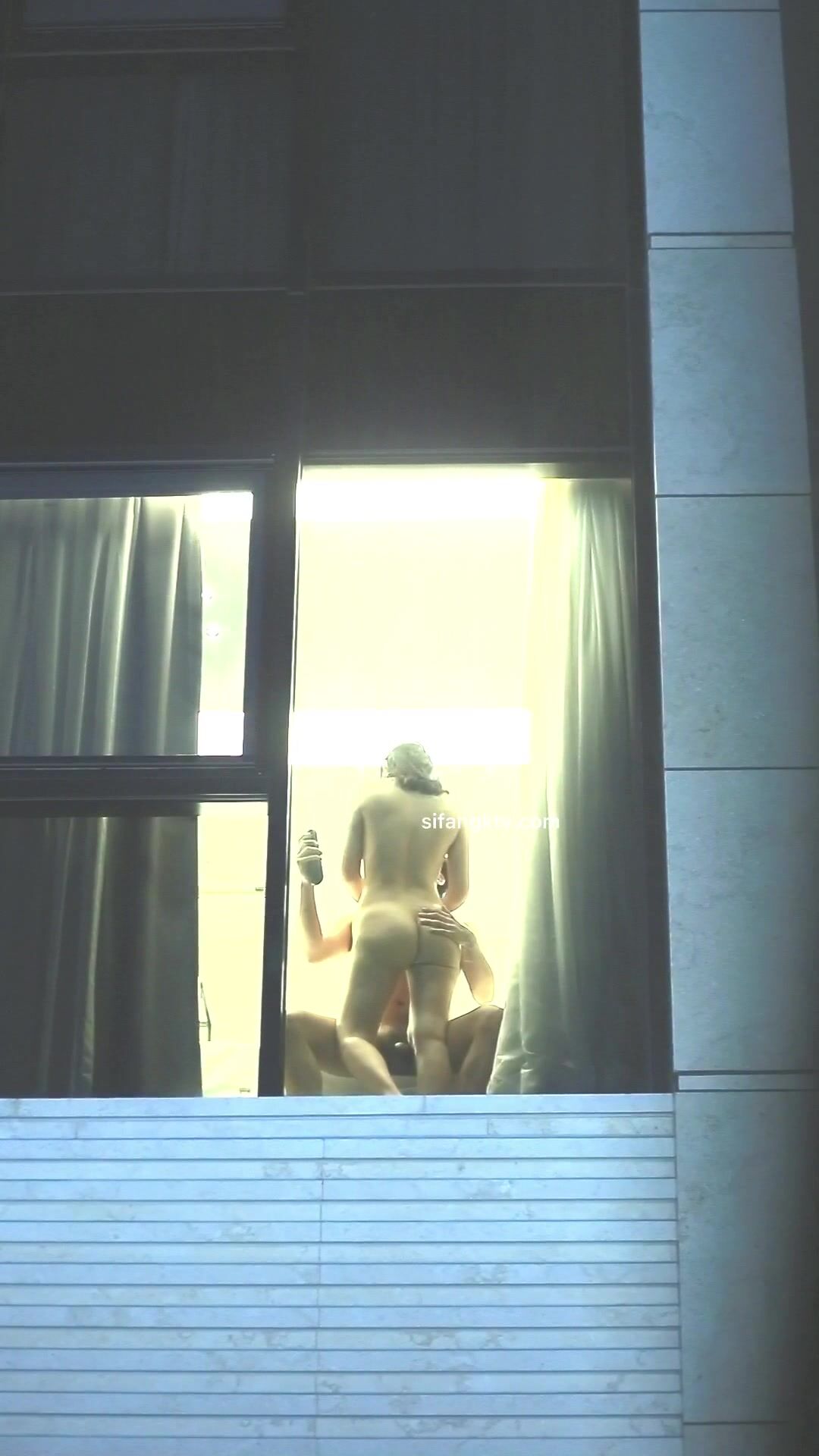 【网曝门事件】 繁华都市惊现窗边裸炮 豪放情侣二楼落地窗前全裸震撼裸炮 极品女友抱起来操 太震撼 高清1080P原版