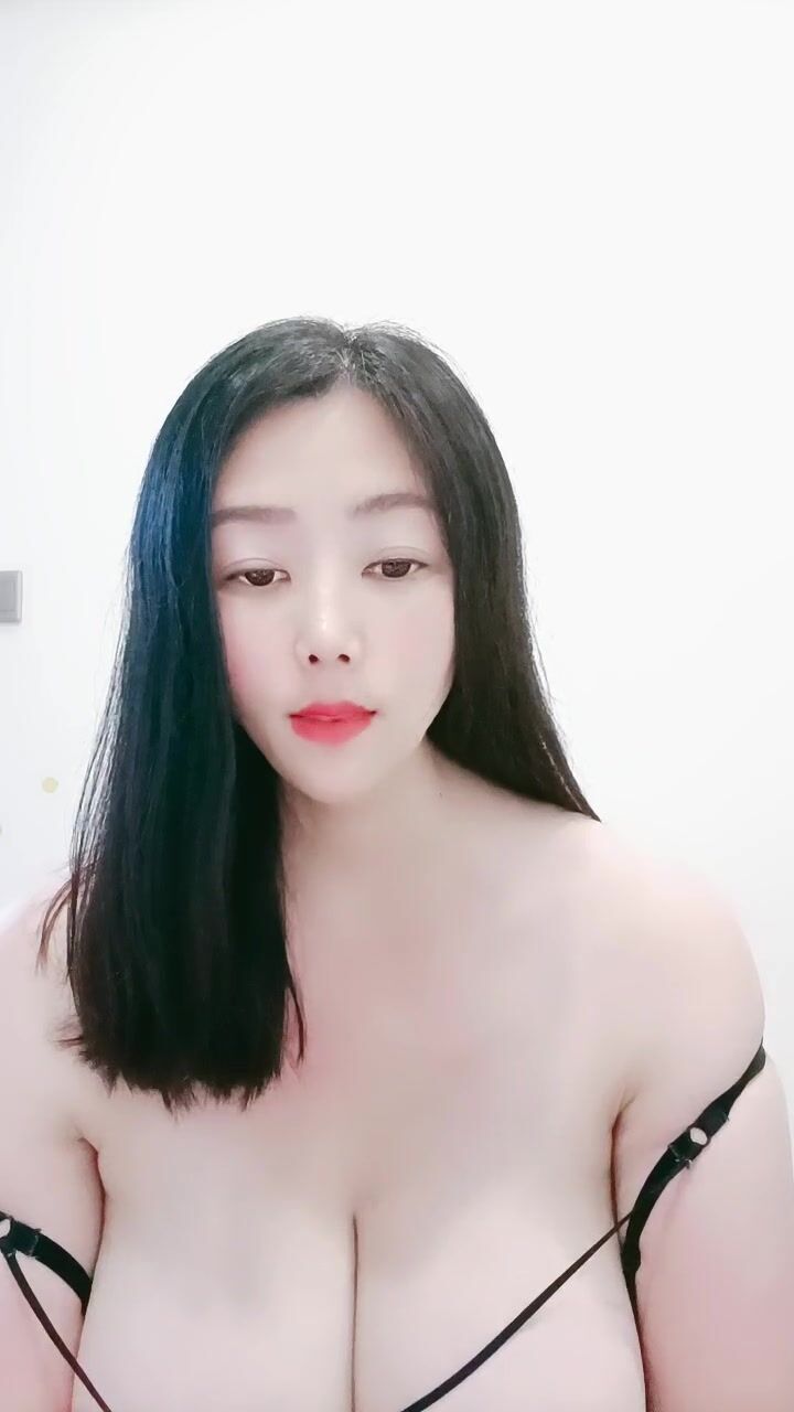 巨乳御姐【奈子】，两只大奶子吊着在胸前，晃啊晃，像荡千秋一样，真想把鸡巴放在上面荡！