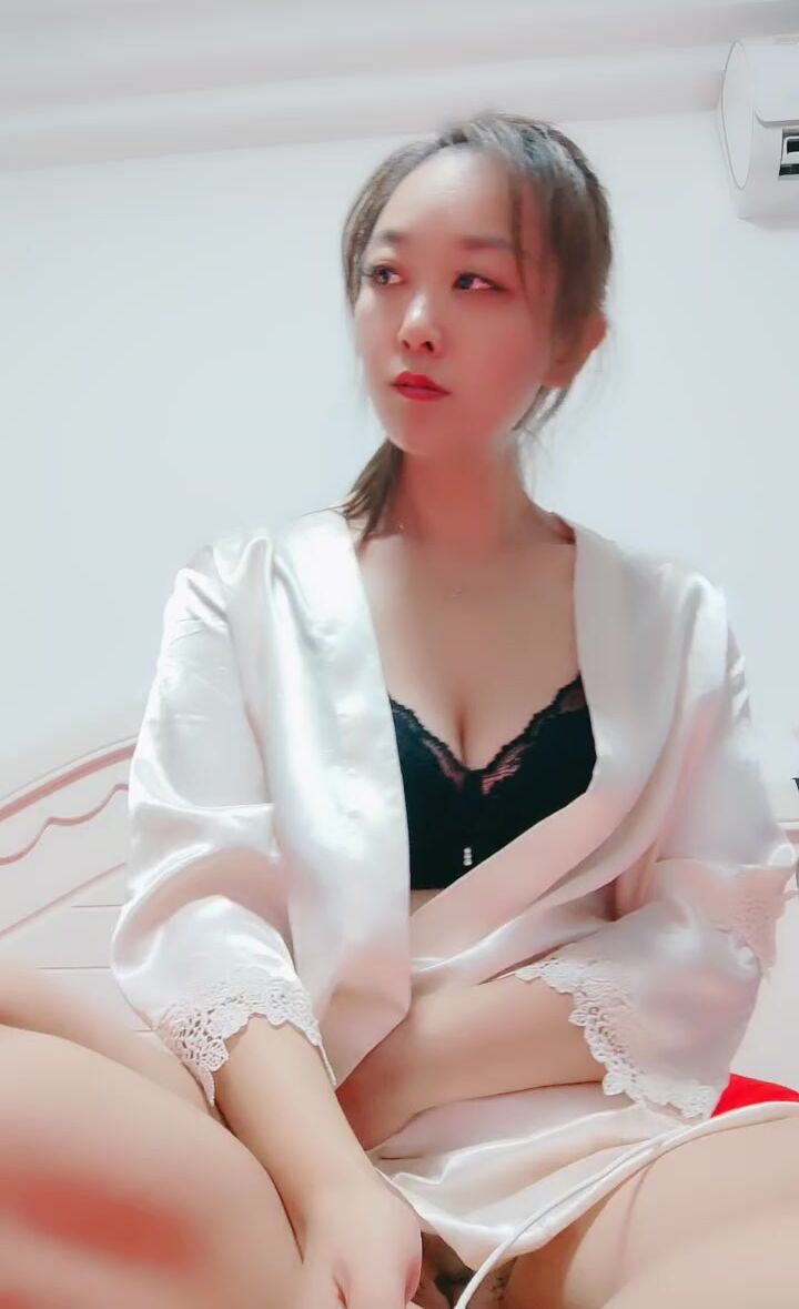 轻熟女高冷范御姐美少妇，很懂得养生注重打扮自己，洗澡全过程，还挑逗狼友