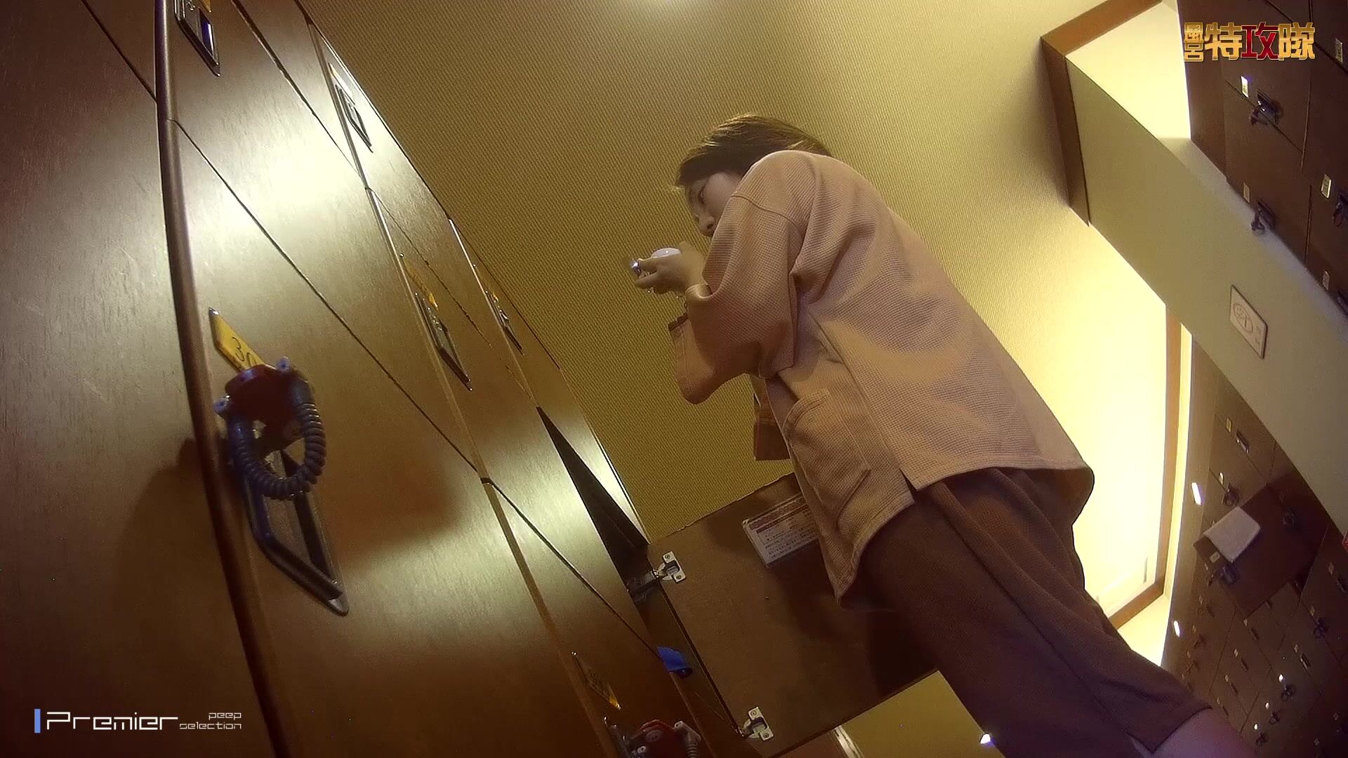 9月新品风吕特攻专业女盗手暗藏高清设备偸拍洗浴中心女宾部换衣室内部春色环肥燕瘦镜头专门对准脱光的女人