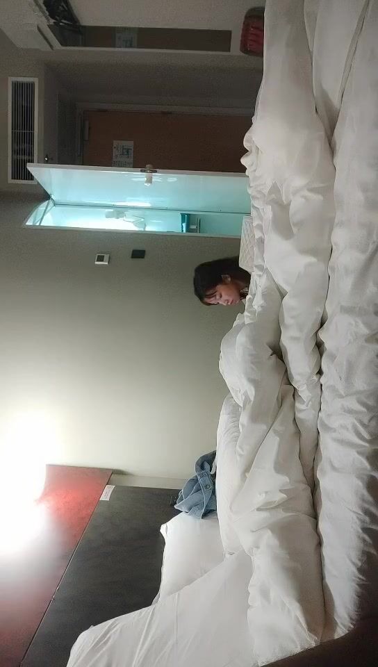 2021-9-5 嘎子哥探索发现约妹，娇小身材大奶嫩妹，脱下牛仔裤揉捏奶子，口交大屌奇特姿势抽插，操的妹子直喊疼