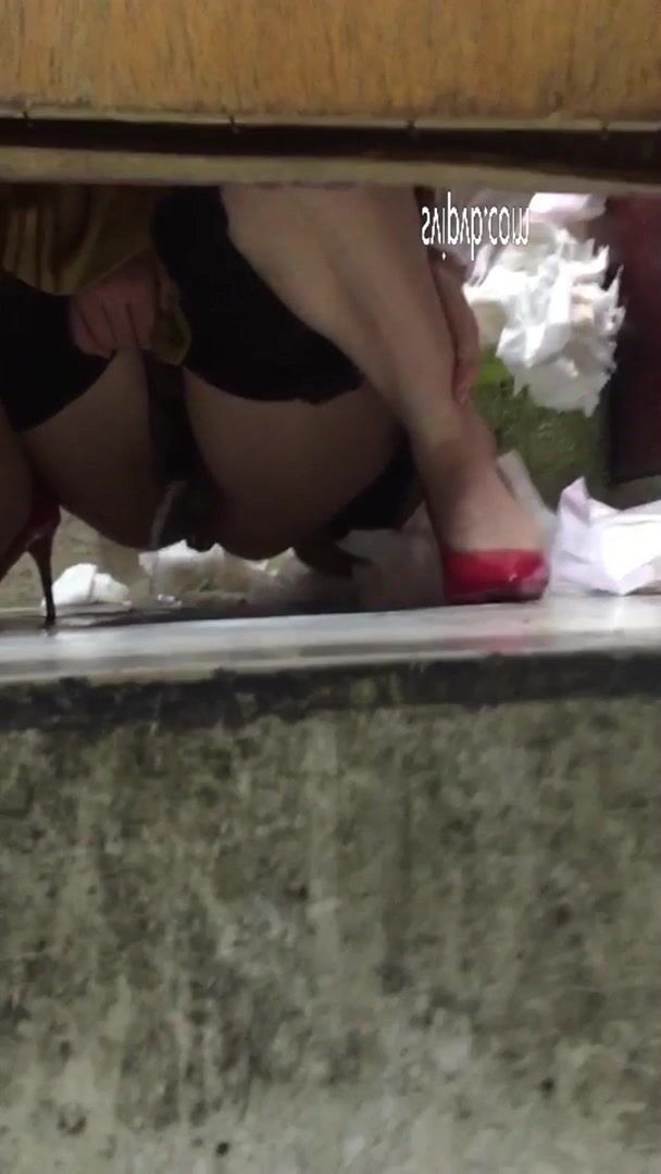 服装批发市场偷拍到的一个美女御姐 BB有点痒在那抠 