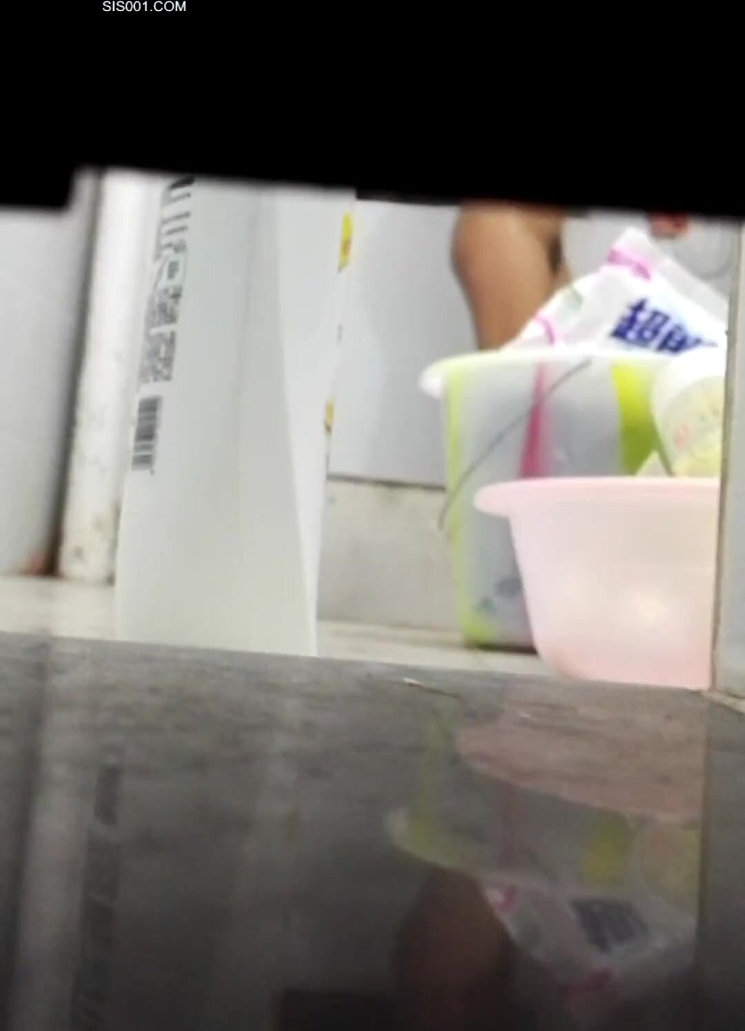 门缝底下冒死偷窥漂亮姐姐洗香香 姐姐有点发福了 二个大奶子不错 毛毛也性感