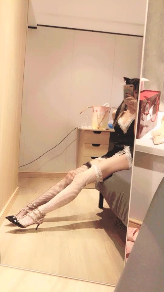 天仙小萝莉【御萝卜】，大长腿、萝莉脸、大眼睛，密码房大秀，浴室观看洗澡，泡沫搓洗胸部和阴部，滑溜溜的真诱人！ (1)