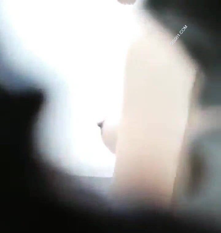 海边简易淋浴房男子洞中冒死偷窥隔壁美眉洗香香 胆子贼大旁边还有其他人 处女奶就是嫩就是香