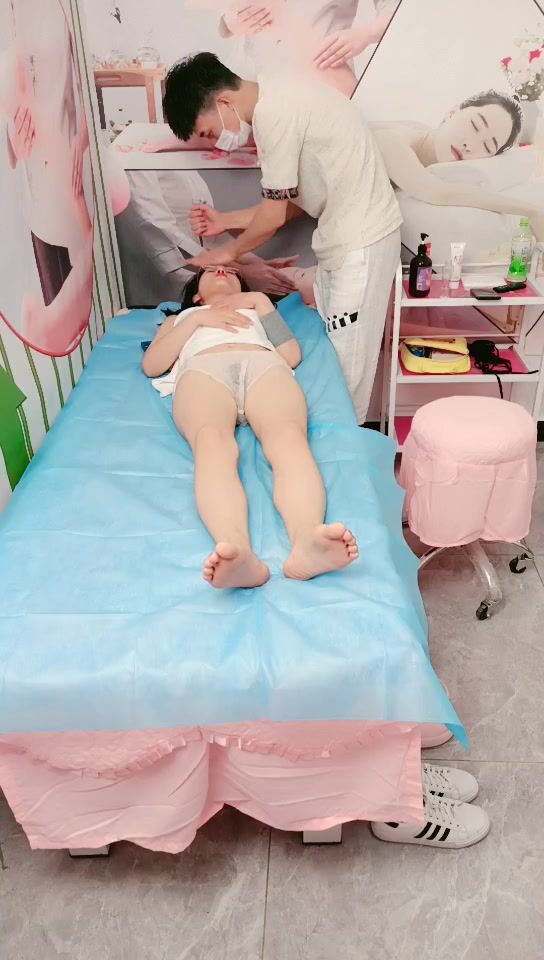 女人的夜生活也很精彩，享受小哥的专业按摩刺激荷尔蒙分泌，大鸡巴插进嘴里爆草，揉捏骚奶子玩逼逼，爆草蹂躏