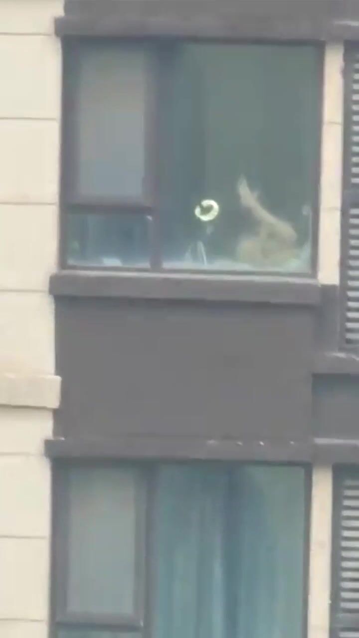 现在赚钱不容易啊 对面妹子天亮了还在跟家人们互动 逼逼抠的真猛 太难了